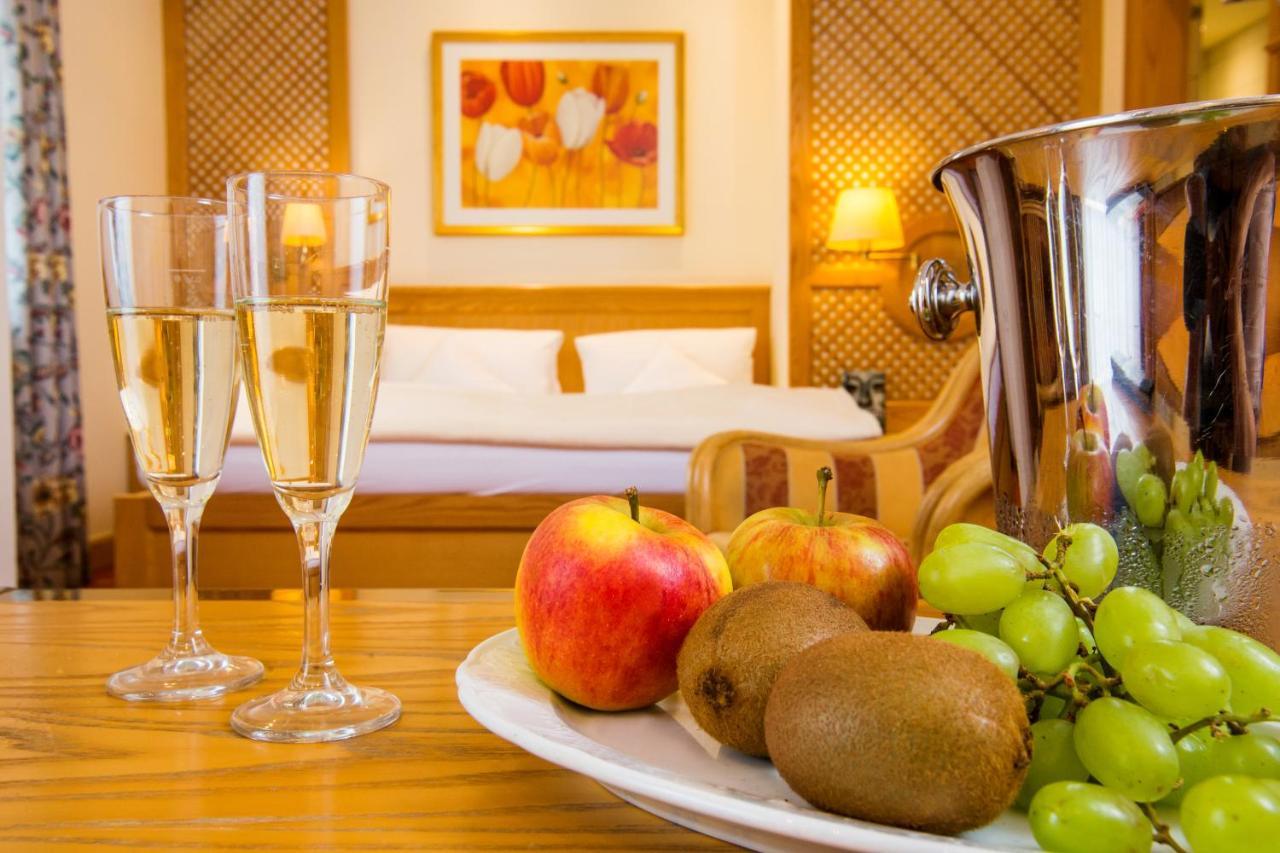 Thermenhotel Quellenhof Bad Fussing Bagian luar foto